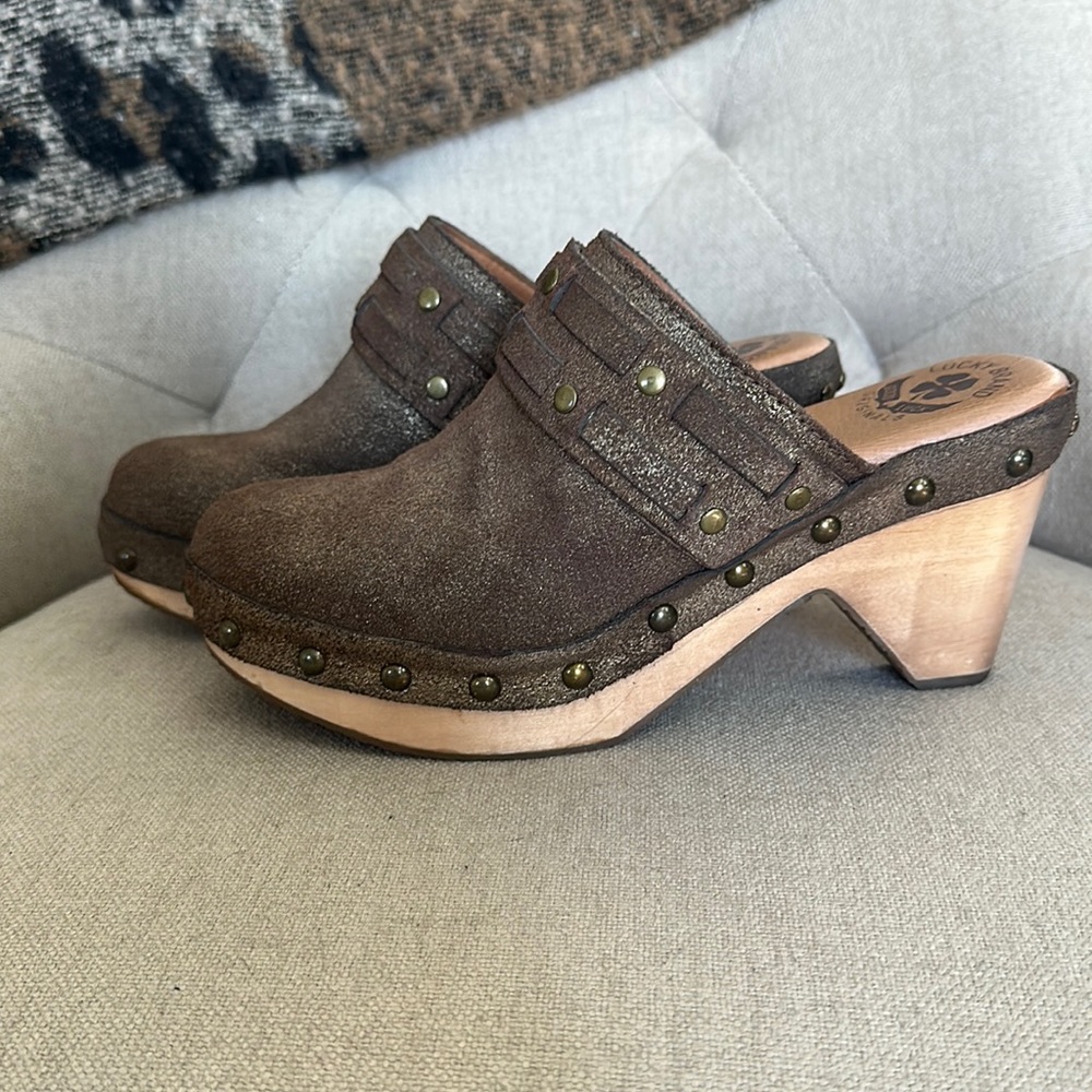 LuckyBrand mules/clogs. Brown/gold metallic.
